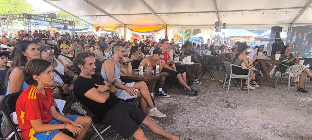 Aficionados disfrutan la final del Mundial en Playa del Carmen.