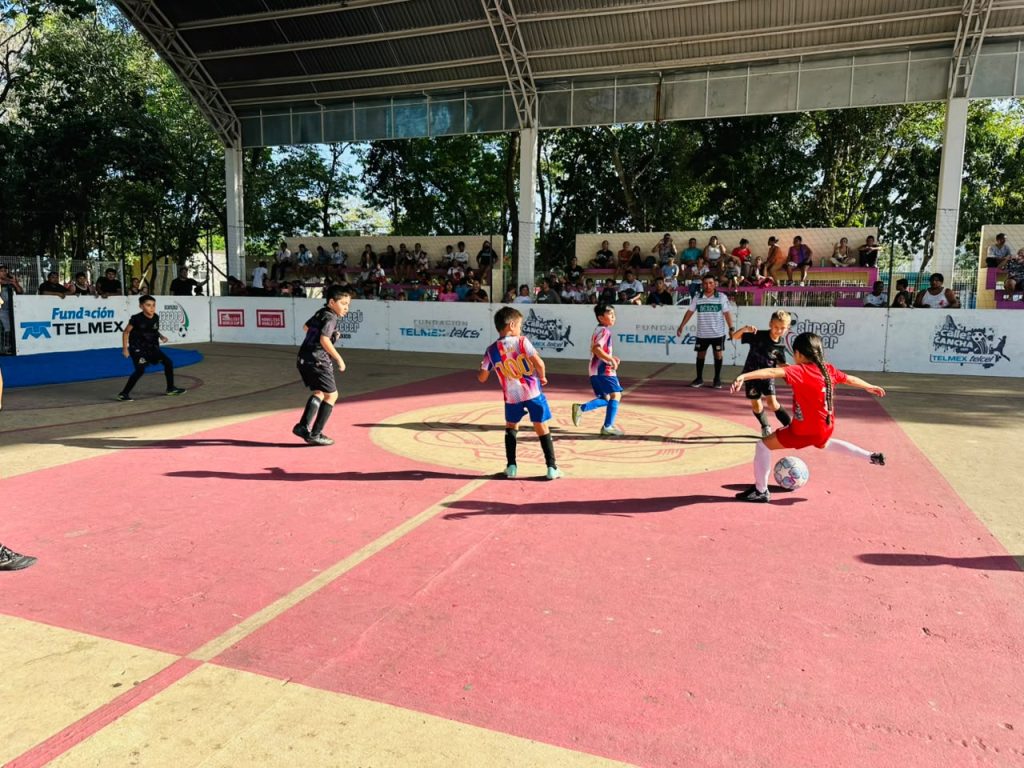 Equipos infantiles participaron en la jornada previa al arranque de Street Soccer en Playa del Carmen.
