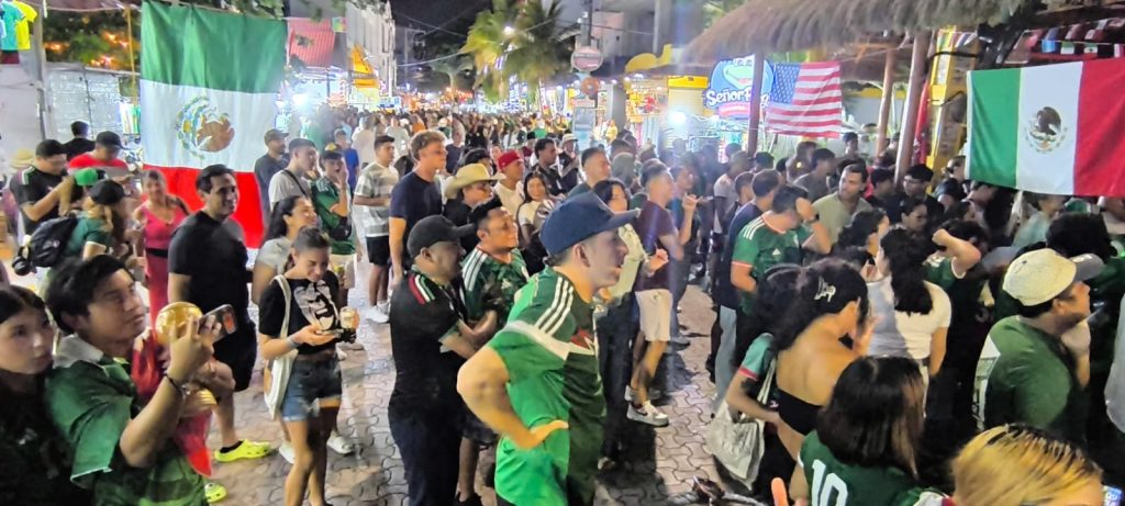 Aficionados celebran en la Quinta Avenida la noche en que México gana 2-0 a Ecuador.