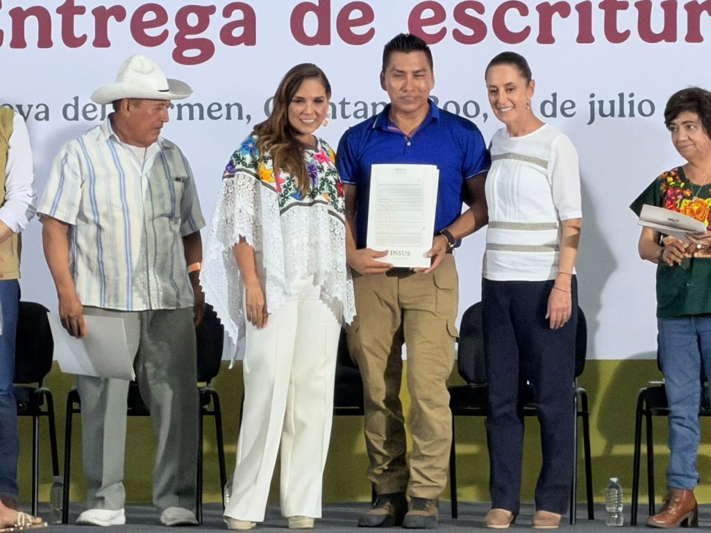 Entrega de títulos de propiedad en Playa del Carmen a familias de la colonia Luis Donaldo Colosio, en el Poliforum.