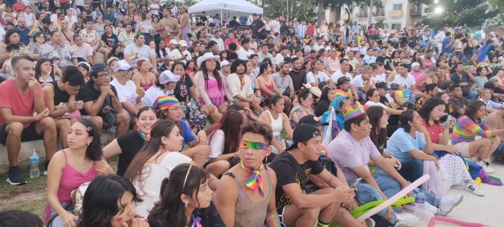 Integrantes de Red Diversa Quintana Roo entregan el pliego petitorio LGBTTTIQA+ 2026 tras la marcha con más de 20 mil asistentes.