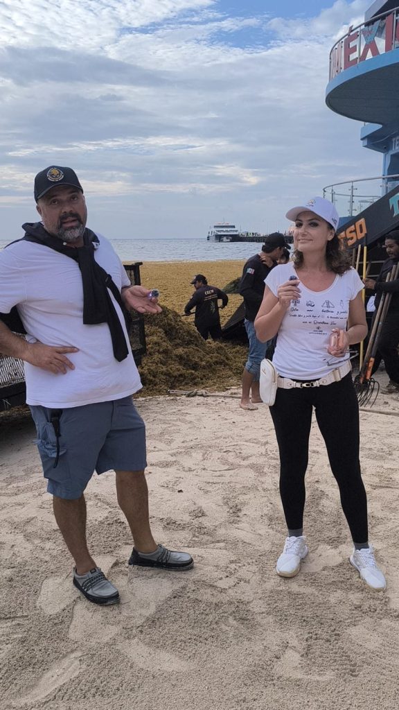 Banda anfibia en acción durante la limpieza de sargazo en la Riviera Maya, en Playa Fundadores.