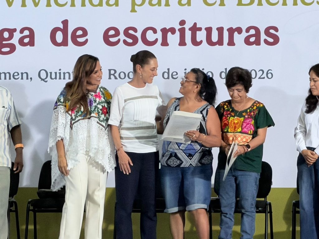 Entrega de títulos de propiedad en Playa del Carmen a familias de la colonia Luis Donaldo Colosio, en el Poliforum.