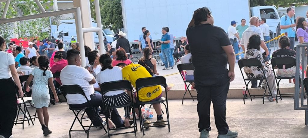 Entrega de títulos de propiedad en Playa del Carmen a familias de la colonia Luis Donaldo Colosio, en el Poliforum.