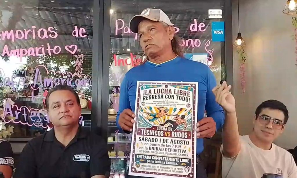 Luchadores se preparan para la función de lucha libre en Playa del Carmen, este sábado en el Poliforum.