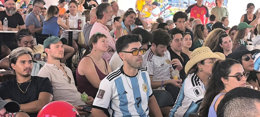 Aficionados disfrutan la final del Mundial en Playa del Carmen.