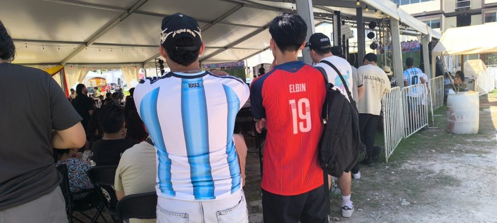 Aficionados disfrutan la final del Mundial en Playa del Carmen.