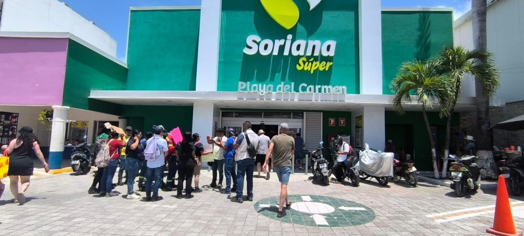 Proveedores protestan frente a un supermercado por abuso laboral en supermercados de Playa del Carmen