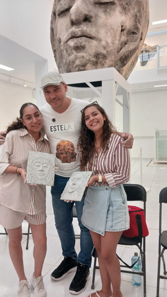 Taller de escultura en Playa del Carmen, impartido por Carlos Becerra en la galería del IMCAP.