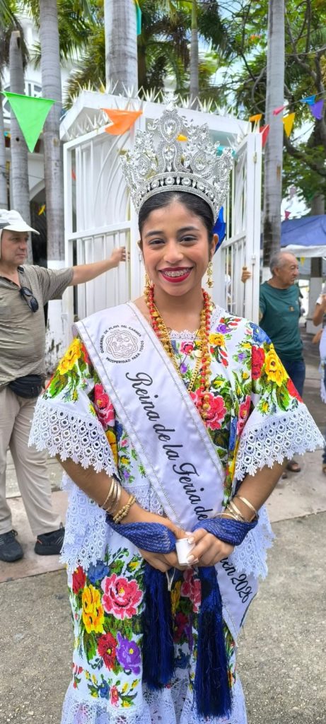 Ana Beatriz Matos, reina de la Feria del Carmen 2026, porta el tradicional terno yucateco en Playa del Carmen.