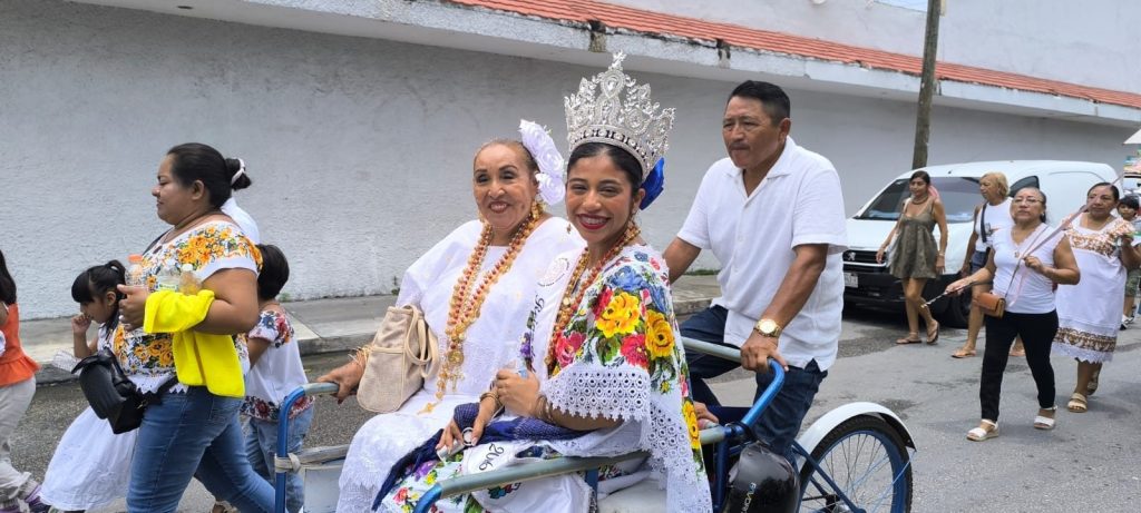 Ana Beatriz Matos, reina de la Feria del Carmen 2026, porta el tradicional terno yucateco en Playa del Carmen.