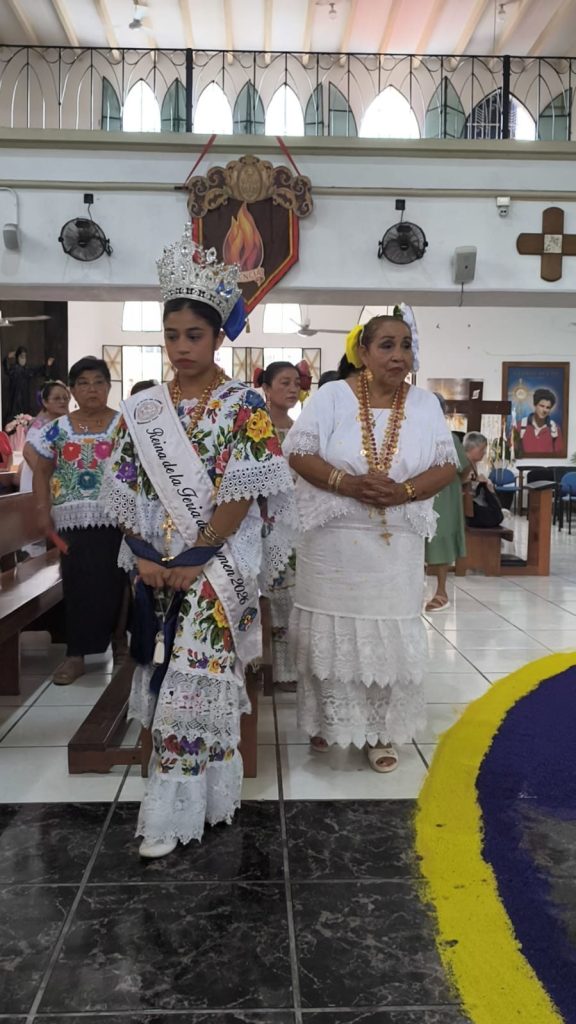 Ana Beatriz Matos, reina de la Feria del Carmen 2026, porta el tradicional terno yucateco en Playa del Carmen.