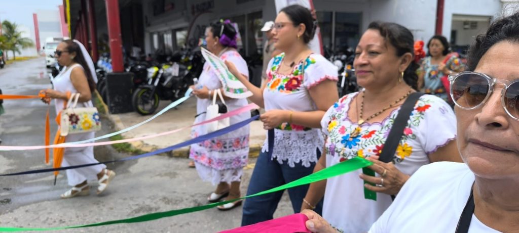 Ana Beatriz Matos, reina de la Feria del Carmen 2026, porta el tradicional terno yucateco en Playa del Carmen.