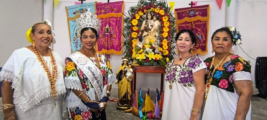 Ana Beatriz Matos, reina de la Feria del Carmen 2026, porta el tradicional terno yucateco en Playa del Carmen.