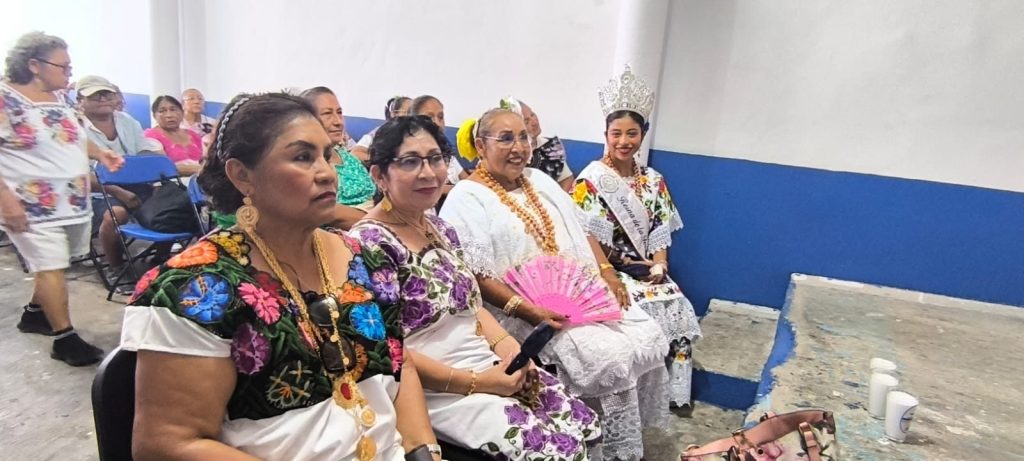 Ana Beatriz Matos, reina de la Feria del Carmen 2026, porta el tradicional terno yucateco en Playa del Carmen.