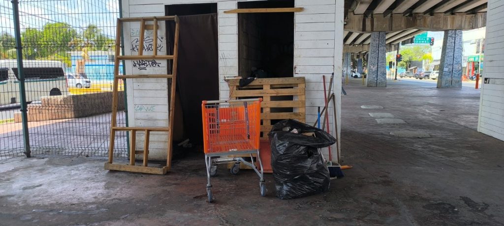 Vista del abandono bajo el puente en Playa del Carmen, ocupado desde hace más de 15 años por personas en situación de calle.