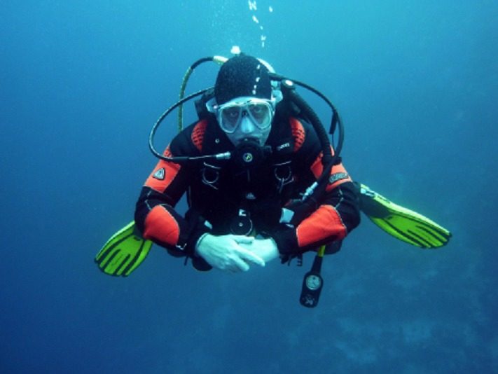 La actividad de buceo en Playa del Carmen se mantiene gracias a las visitas a cenotes como Dos Ojos y Gran Cenote.