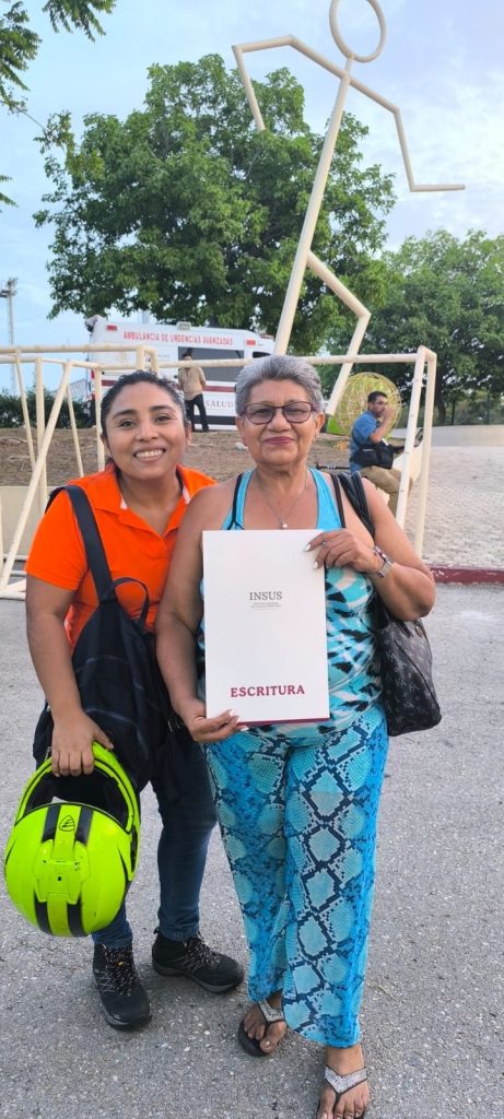 Entrega de títulos de propiedad en Playa del Carmen a familias de la colonia Luis Donaldo Colosio, en el Poliforum.