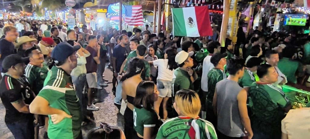 Aficionados celebran en la Quinta Avenida la noche en que México gana 2-0 a Ecuador.