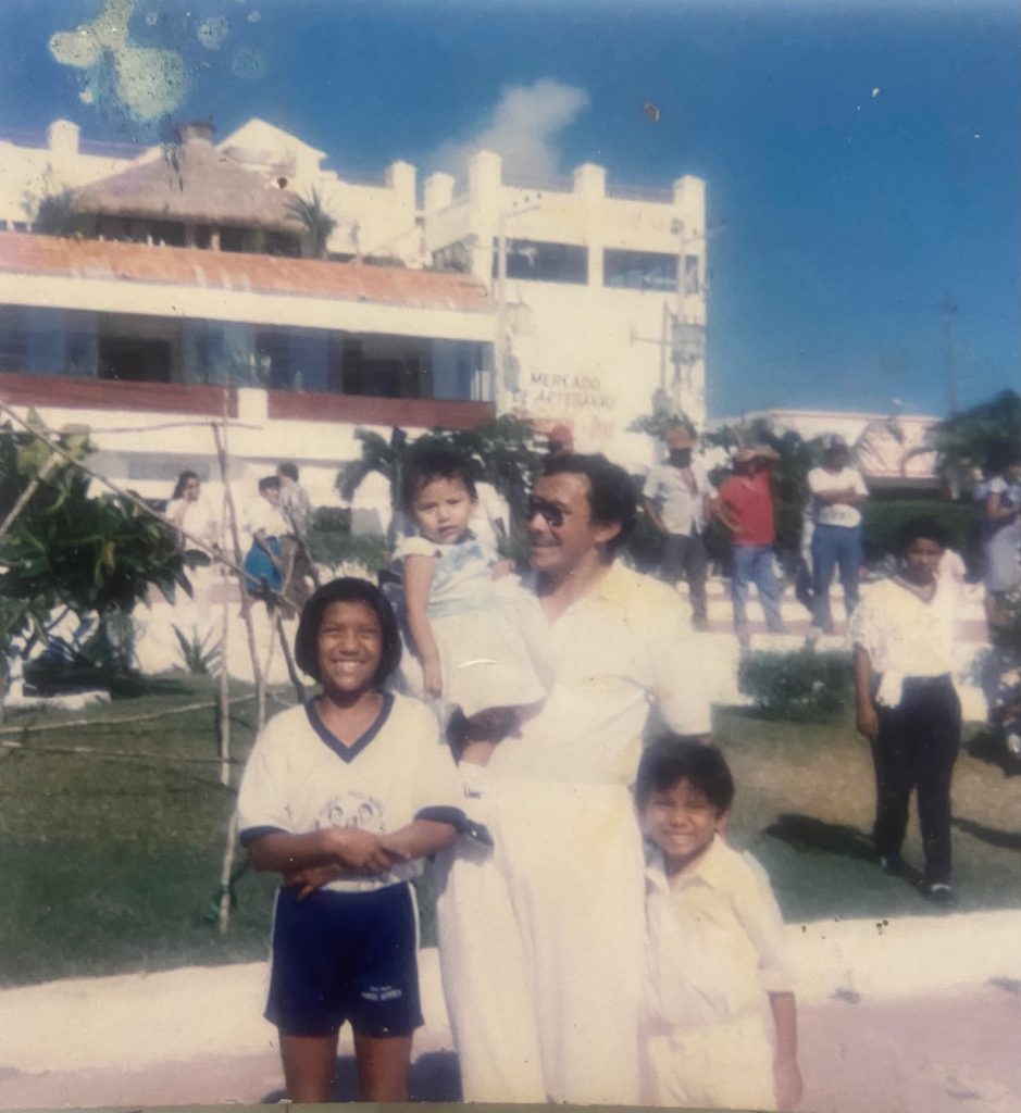 Coty Trujillo y sus hijos.