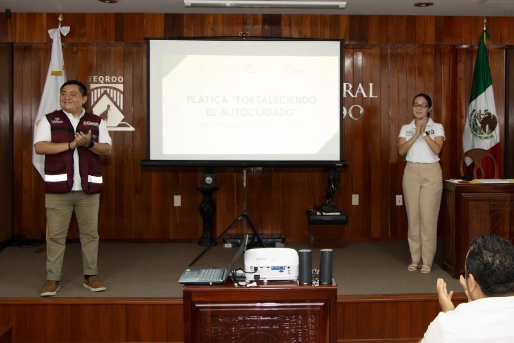 Personal del TEQROO durante la plática Fortaleciendo el Autocuidado, impartida en la Sala de Plenos.