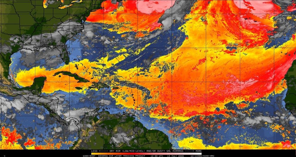 Efectos de El Niño en Playa del Carmen: cielo despejado y calor extremo dominan el ambiente.