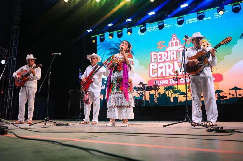 El talento local en la Feria del Carmen 2026 puso a bailar y cantar al público playense.