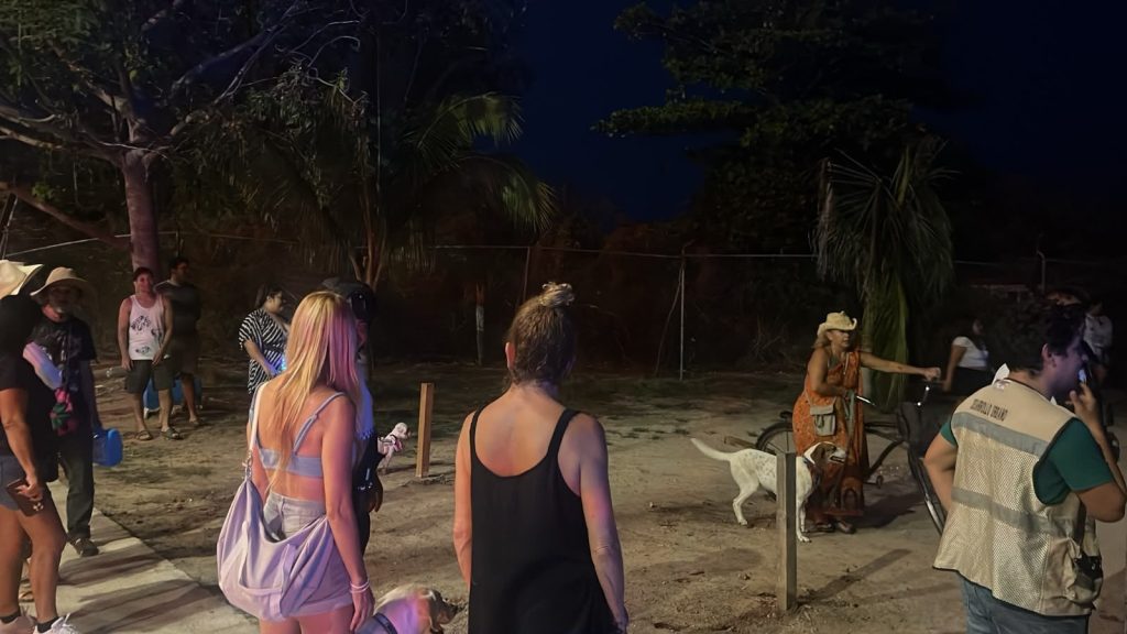 Personal de Zofemat supervisa el acceso libre a Playa 72 para garantizar el paso de residentes y visitantes.