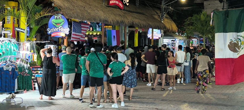 Aficionados celebran en la Quinta Avenida la noche en que México gana 2-0 a Ecuador.