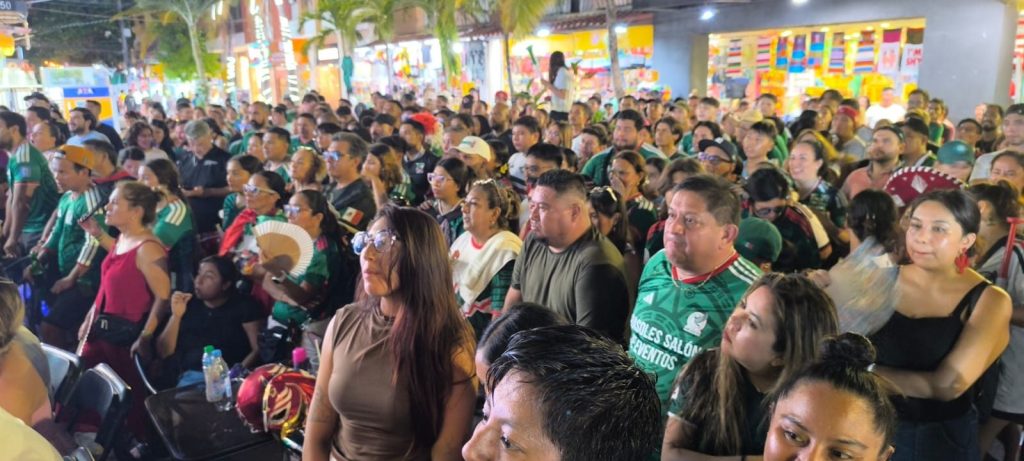 Aficionados celebran en la Quinta Avenida la noche en que México gana 2-0 a Ecuador.