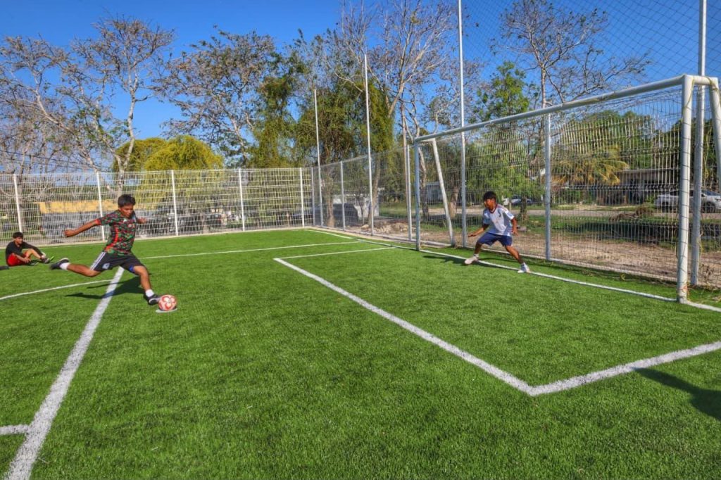 Niñas y niños practican deporte gratis en las canchas municipales de Chetumal.