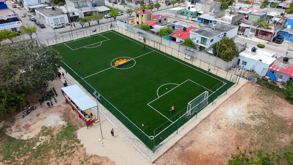 Niñas y niños practican deporte gratis en las canchas municipales de Chetumal.