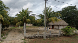 Comunidad maya de Yaxché exige rehabilitación urgente de su carretera de acceso.