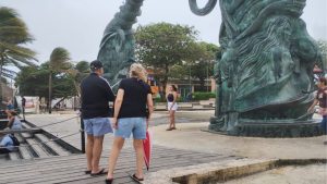 Turistas en Playa del Carmen disfrutan de las playas del destino durante la temporada vacacional de verano.