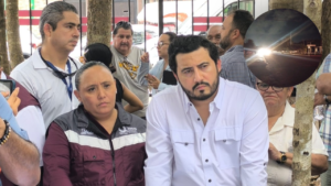 CFE explica a vecinos las causas de los apagones de Playa del Carmen.