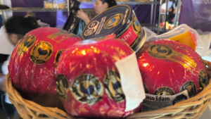 Así se identifica el queso de bola pirata en Playa del Carmen.