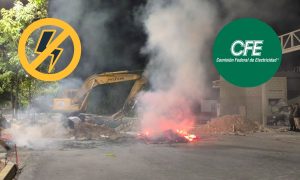 Vecinos provocan incendio y bloquean vía para obligar a la CFE a reponer servicio