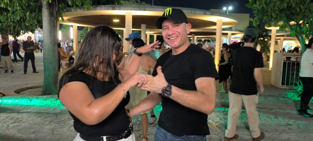 Adultos de la tercera edad de Cancún se reúne cada domingo a bailar en el parque Las Palapas