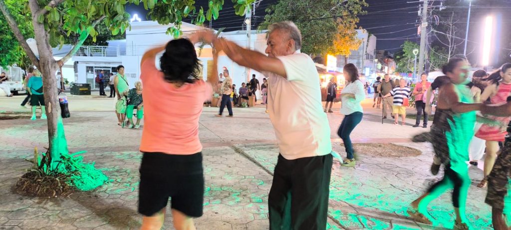 Adultos de la tercera edad de Cancún se reúne cada domingo a bailar en el parque Las Palapas.
