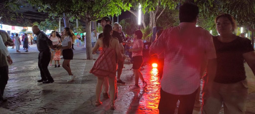 Adultos de la tercera edad de Cancún se reúne cada domingo a bailar en el parque Las Palapas.