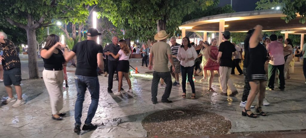 Adultos de la tercera edad de Cancún se reúne cada domingo a bailar en el parque Las Palapas.