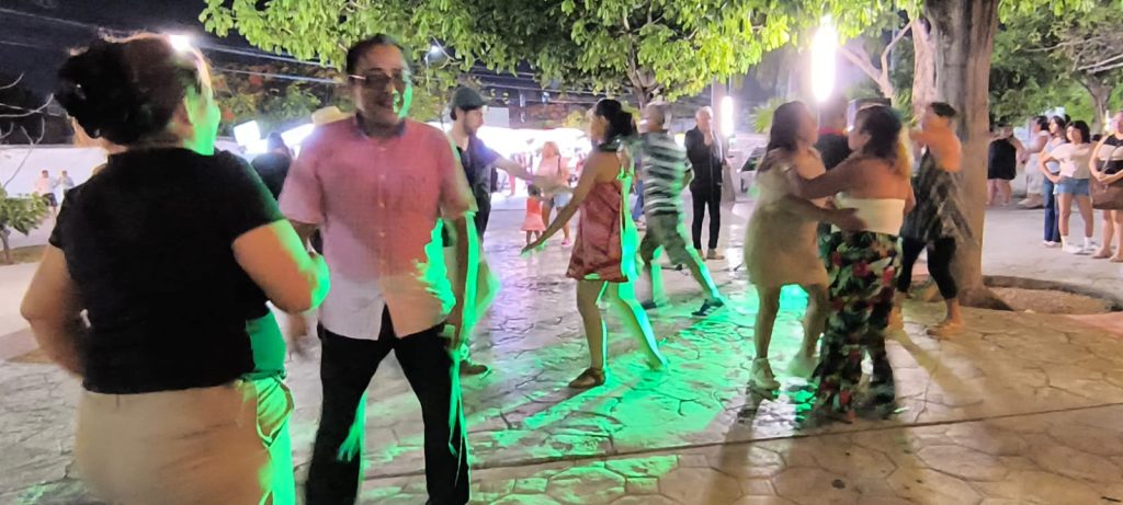 Adultos de la tercera edad de Cancún se reúne cada domingo a bailar en el parque Las Palapas.