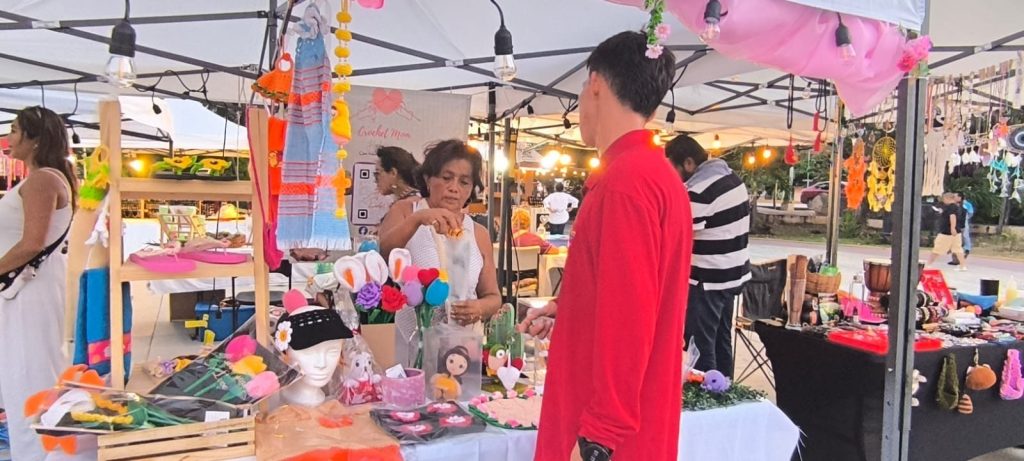 Comerciantes y terapeutas ofrecen sus productos en el mercado holístico de Cancún, en la plaza cívica de Benito Juárez.