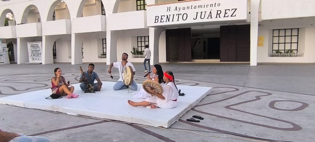Comerciantes y terapeutas ofrecen sus productos en el mercado holístico de Cancún, en la plaza cívica de Benito Juárez.