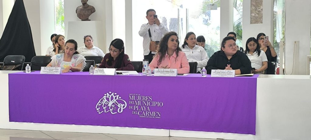 Unidades del transporte público de Playa del Carmen lucirán calcas con QR y números de emergencia contra la violencia.