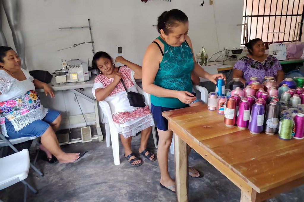 Así se imparten los talleres de bordado maya en Quintana Roo.