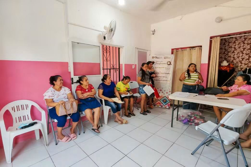 Así se imparten los talleres de bordado maya en Quintana Roo.