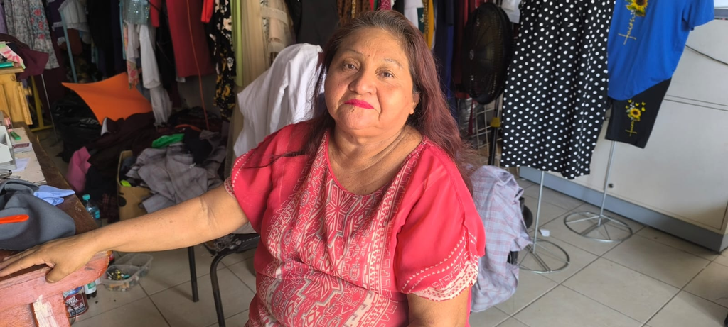 Mary, costurera de Playa del Carmen, en su local del mercado Colosio.