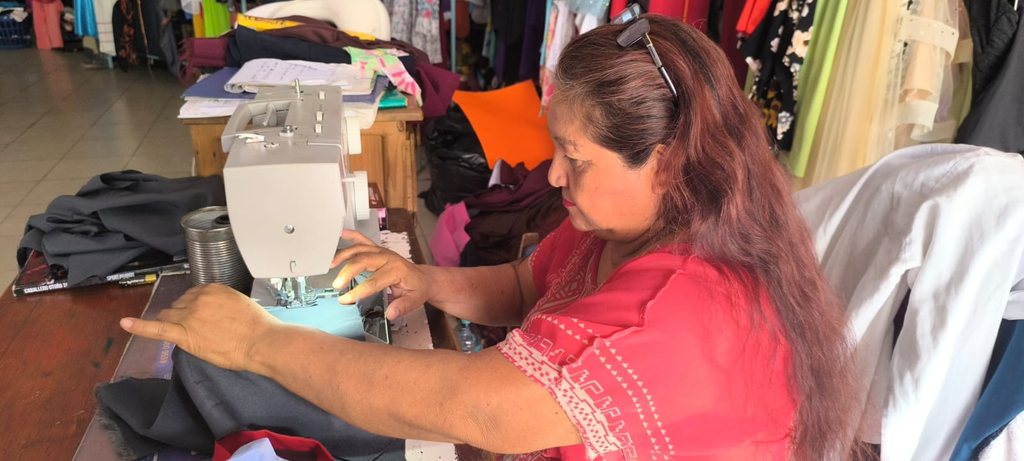 Mary, costurera de Playa del Carmen, en su local del mercado Colosio.