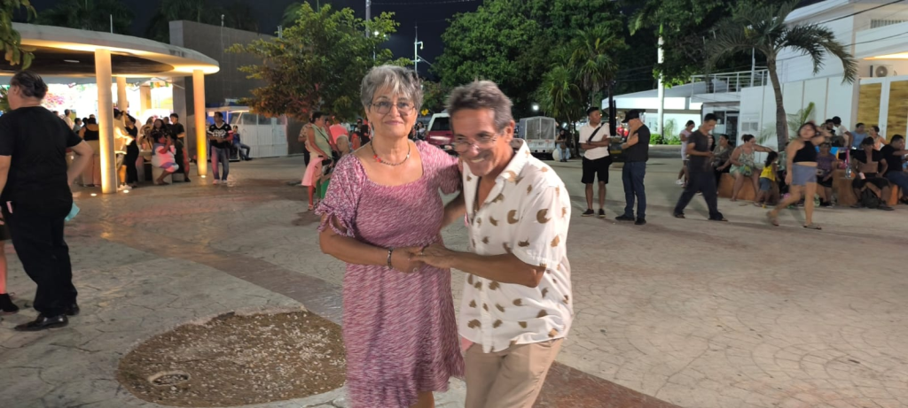 Adultos de la tercera edad de Cancún se reúne cada domingo a bailar en el parque Las Palapas.
